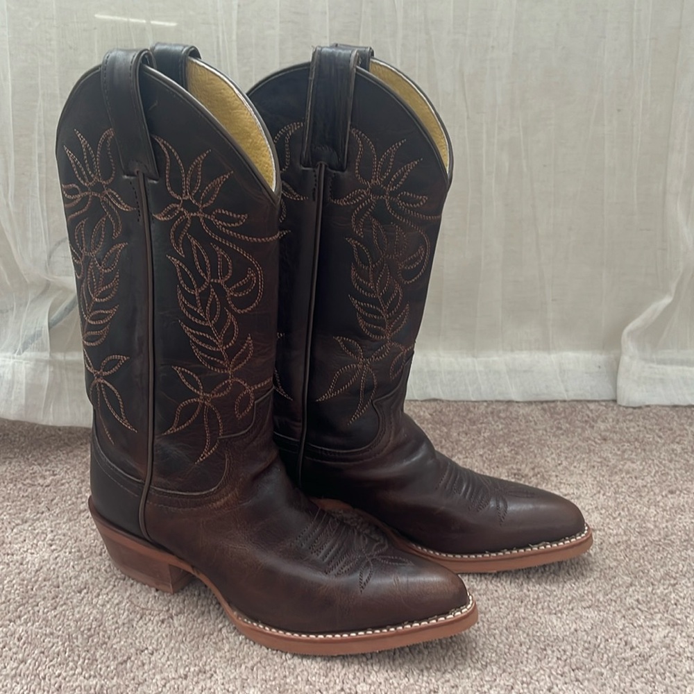 Basically brand new Justin’s only worn twice. Size 6.5B